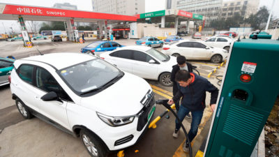 在中国东部浙江省杭州市的一个加油站，一名司机正在给他的电动汽车充电。