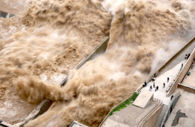 2019年，中国河南省三门峡大坝泄洪，防止大坝溢出。