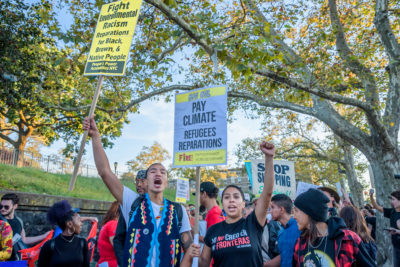 2019年9月，活动人士在布鲁克林日落公园参加社区领导的气候正义抗议活动。