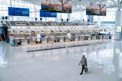 一名男子在3月12日在纽约市的约翰F.肯尼迪国际机场走过封闭的空中法国柜台。