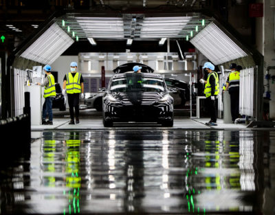 11月，在中国上海的特斯拉超级工厂，员工们正在研发Model 3电动汽车。
