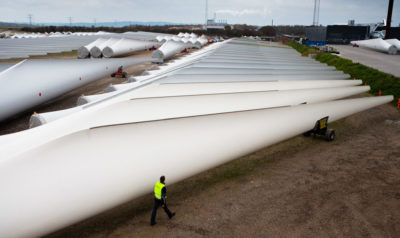 风力涡轮机叶片准备从丹麦奥尔堡的一个存储设施装运。