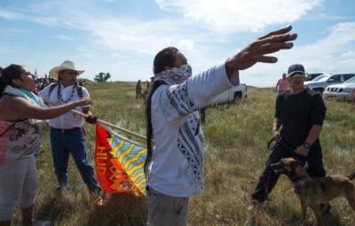 2016年，美国原住民抗议者在北达科他州坎农球附近的达科他访问管道的工作地点面对私人保安人员。