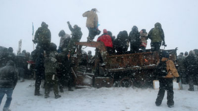 2016年，退伍军人在北达科他州立岩苏族保留地的边缘加入土著活动人士，抗议1172英里长的达科他输油管道。