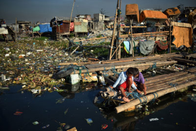 在菲律宾马尼拉湾的房屋附近的孩子们，当局一直在搬迁沿海贫民窟的人。
