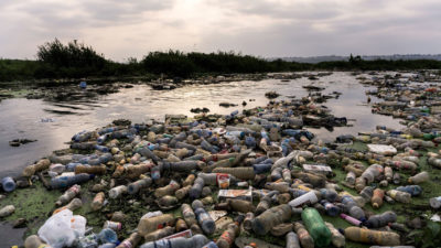刚果民主共和国的马克莱莱河岸边堆积着塑料垃圾。
