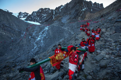 秘鲁的朝圣者在2018年5月从Colquepunco Glacier下降。