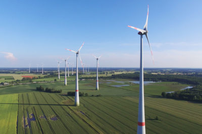德国德国布鲁克附近的风力涡轮机于2016年6月。德国近30,000个风力涡轮机相当于大约10个核反应堆的发电。