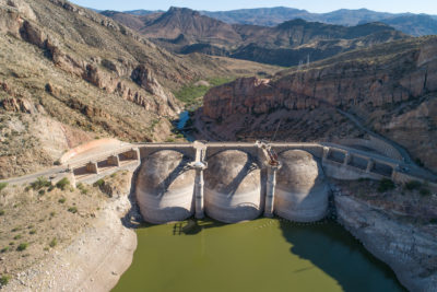 亚利桑那州的柯立芝大坝形成了圣卡洛斯水库，该水库现在处于历史性的低点。