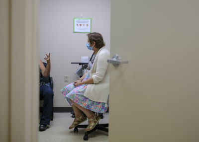 哮喘专家Deborah Gentile博士在克莱尔顿的Cornerstone Care诊所与患者交谈。
