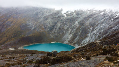 位于秘鲁安第斯山脉的圣克鲁斯湖是为瓦拉兹市提供水源的几个冰川湖泊之一。