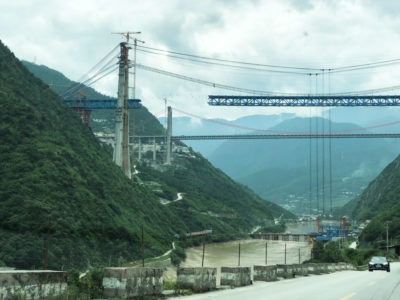 虎跳峡附近正在建设的高速铁路。