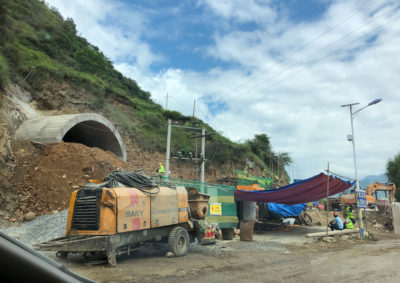 建设一条穿过丽江镇附近山区的水渠。