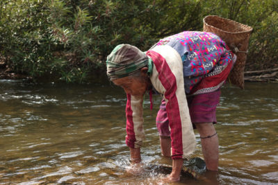 一名凯伦妇女在公园里捕捉了传统网的鱼。