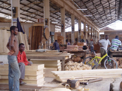 加纳南部库马西的木材市场，出售当地采购的木材。