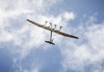 Makani硬翅无人机配有风力涡轮机。