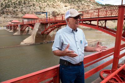 科罗拉多州大山谷用水协会总经理马克·哈里斯正在帮助农民采取创新措施应对干旱。“做好准备，不要惊慌，”他说。“这是一个微妙的平衡。”