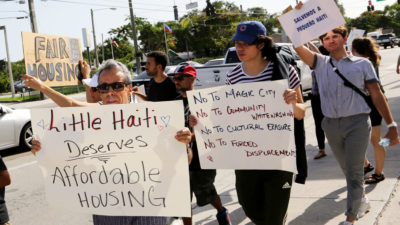 示威者在2019年抗议迈阿密小海地小社区的拟议发展项目，认为这将使长期居民取代。