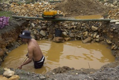 一名矿工在马里河附近挖了一个沟渠，将其泛滥成灾。