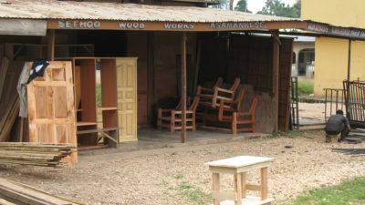 像Asamankese镇的sethoowood Works这样的木工店依赖加纳的链锯伐木工提供的木材。