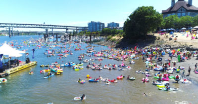 一年一度的大花车活动鼓励人们在俄勒冈州波特兰市的威拉米特河进行娱乐活动。