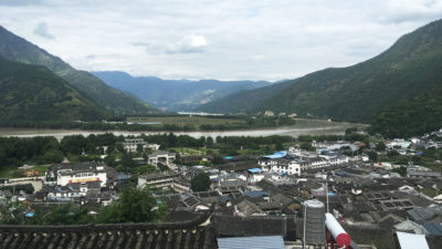 溪谷镇沿着长江沿岸的Longpan网站上方。