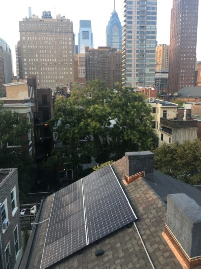 在费城市中心附近的一栋住宅大楼上的太阳能电池板。