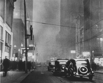 匹兹堡大约在1940年中午笼罩着烟雾。