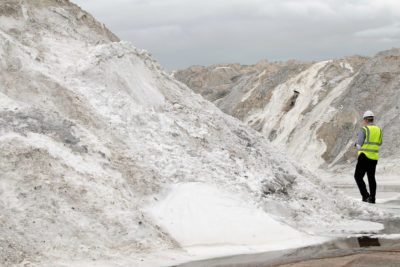英格兰中部米德维奇的冬季去冰盐储存。