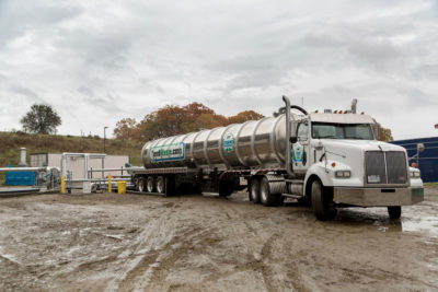 一辆卡车将食物垃圾运送到马萨诸塞州农场的厌氧消化池。