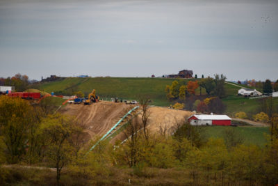 西弗吉尼亚州穆恩斯维尔（Moundsville）郊外约10英里的叉岭（Fork Ridge）正在建造的管道。