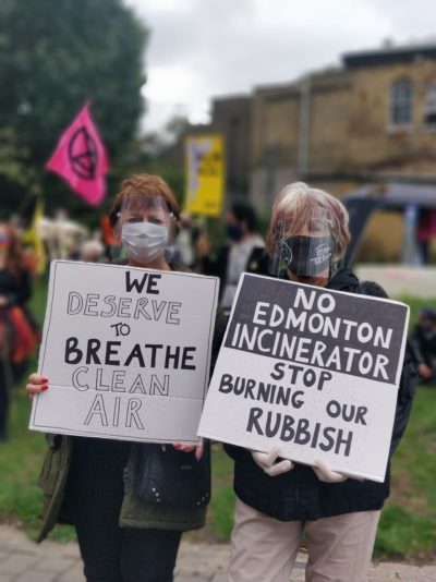 在伦敦北部的埃德蒙顿，示威者抗议焚化炉继续运转。