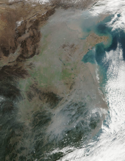 2016年12月，中国东北地区的涂抹薄雾毯，产业排放，能源生成和作物燃烧的结果。
