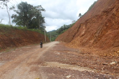 一条通往矿场的道路，在那里，尾矿坝的初步清理工作已经开始。