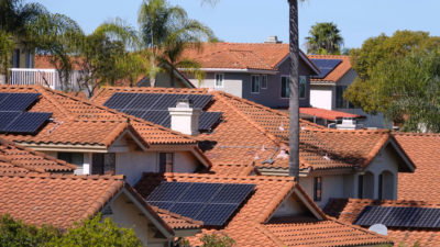 加州屋顶上的太阳能电池板。该州承诺，到2045年，所有电力都将来自零碳能源。