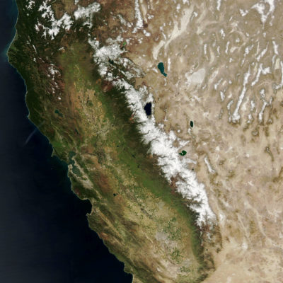 加利福尼亚州的塞拉尼达山脉2010年3月（左），典型的积雪一年，并于2021年3月（右），干旱年份。