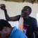 村民Mathentombi Dimane在Xolobeni的社区会议上质疑反对挖掘领导人。