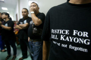 法案的支持者Kayong以外的法院审判的三个人指控他谋杀。