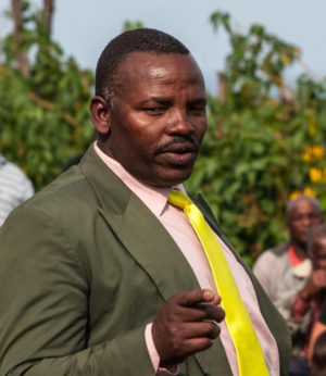 领导社区反对矿业项目的Sikhosiphi Rhadebe在他的房屋外，他的房屋外在三月以外地枪杀。