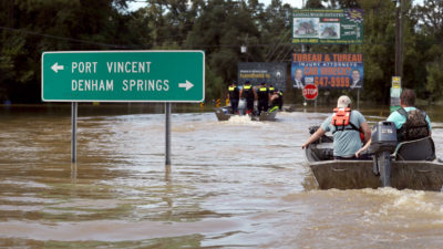 洪水在2016年8月的历史降雨后淹没了路易斯安那州文森特港。