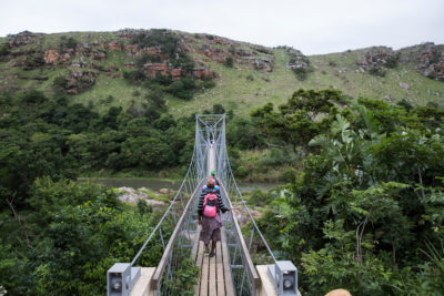 姆赞巴河上的一座步行桥将南非经济最不发达地区庞德兰的偏远村庄与爱德华港镇连接起来。