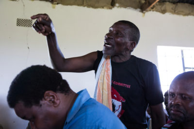 Villager Mathentombi Dimane Dimane在Xolobeni的社区会议上有挑战领导者。