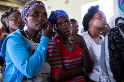 居民在Xolobeni的社区会议上举行，讨论了拟议的条带矿的反对。