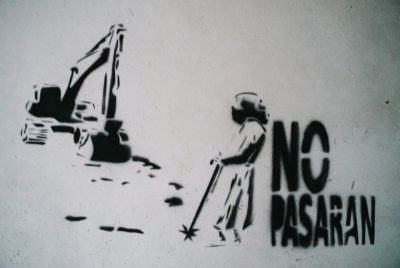 墙上COPINH培训中心的La Esperanza涂鸦呼吁反对阿瓜Zarca大坝项目。