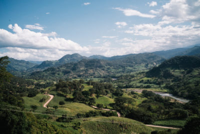 山外村的里约热内卢西部布兰科洪都拉斯,土著居民反对提议的大坝。