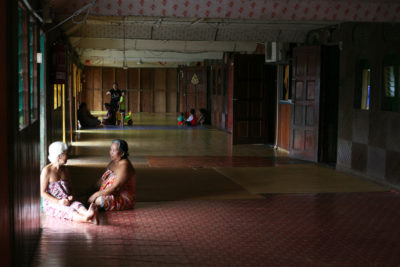 两名妇女在Sungai Buri长屋内的公共区域。