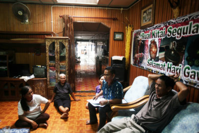 环保主义者Jok Jau Engong（右右）和Headman Gasah Anak Tadong（右侧，主席）与Sungai Buri Longhouse的社区成员见面。