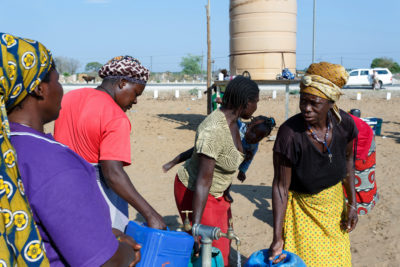 在纳米比亚的Kavango地区的公共饮用水坦克的妇女，水稀缺。